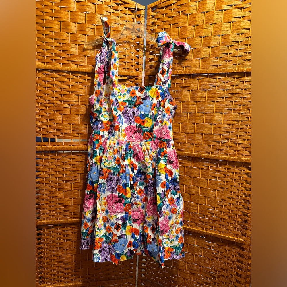 Floral colorful dress with tie accents on straps. Size 14. Pockets.